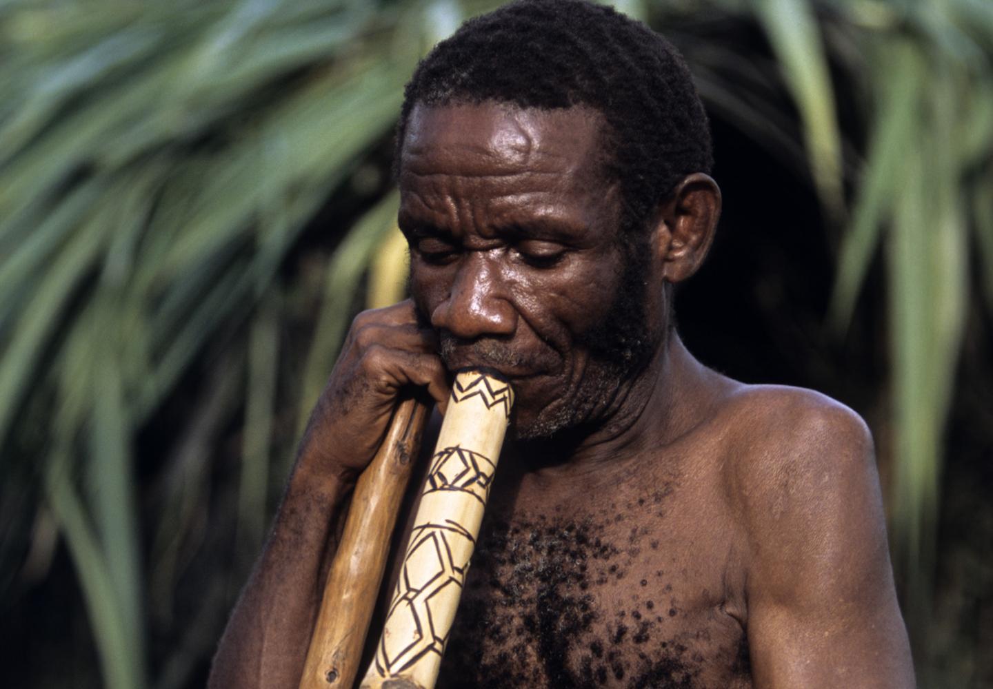 Batwa smking long pipe (Semliki Uganda)