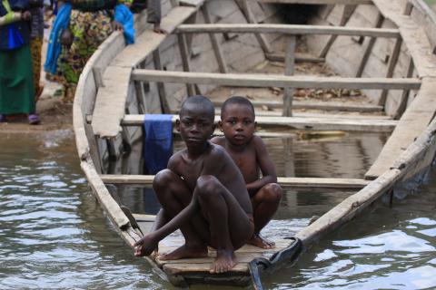 Children on the shores of Lake Kivu (Rwanda)