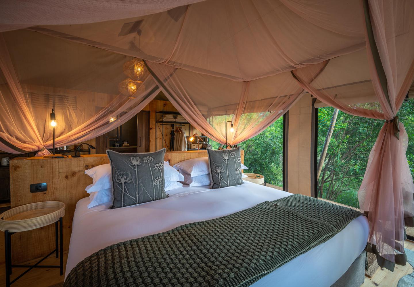 Bedroom luxury tent Magashi (Akagera NP, Rwanda)