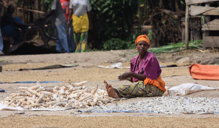 Women with casava on the shores of Lake Kivu (Rwanda)