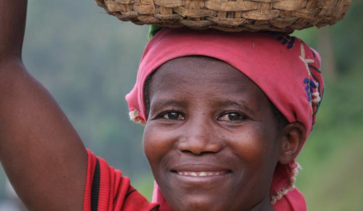 Women on the way to the market (Rwanda)